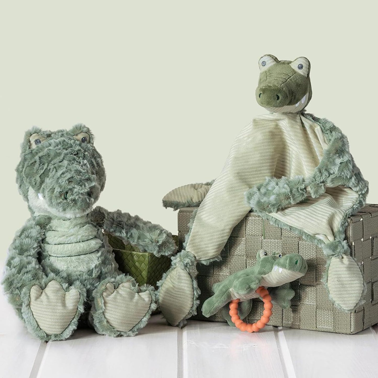 Mary Meyer Soft Baby Rattle with Soothing Teether Ring, 6", Afrique Alligator